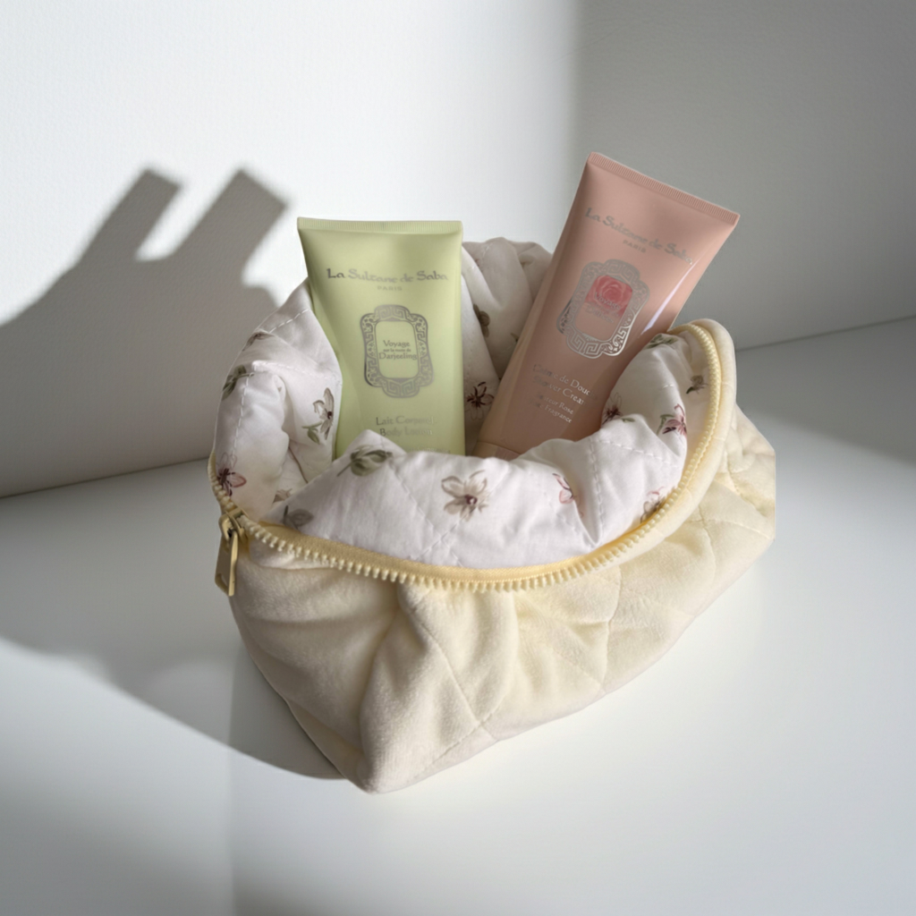 Kosmetiktasche – Sanftes Gelb mit Blumenmuster innen – 24 cm