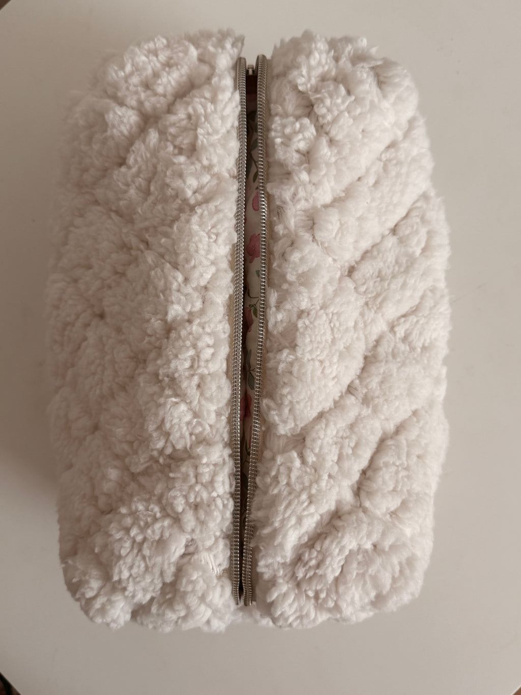 Kosmetiktasche für Dyson Airwrap – Teddy mit Blumenmuster innen