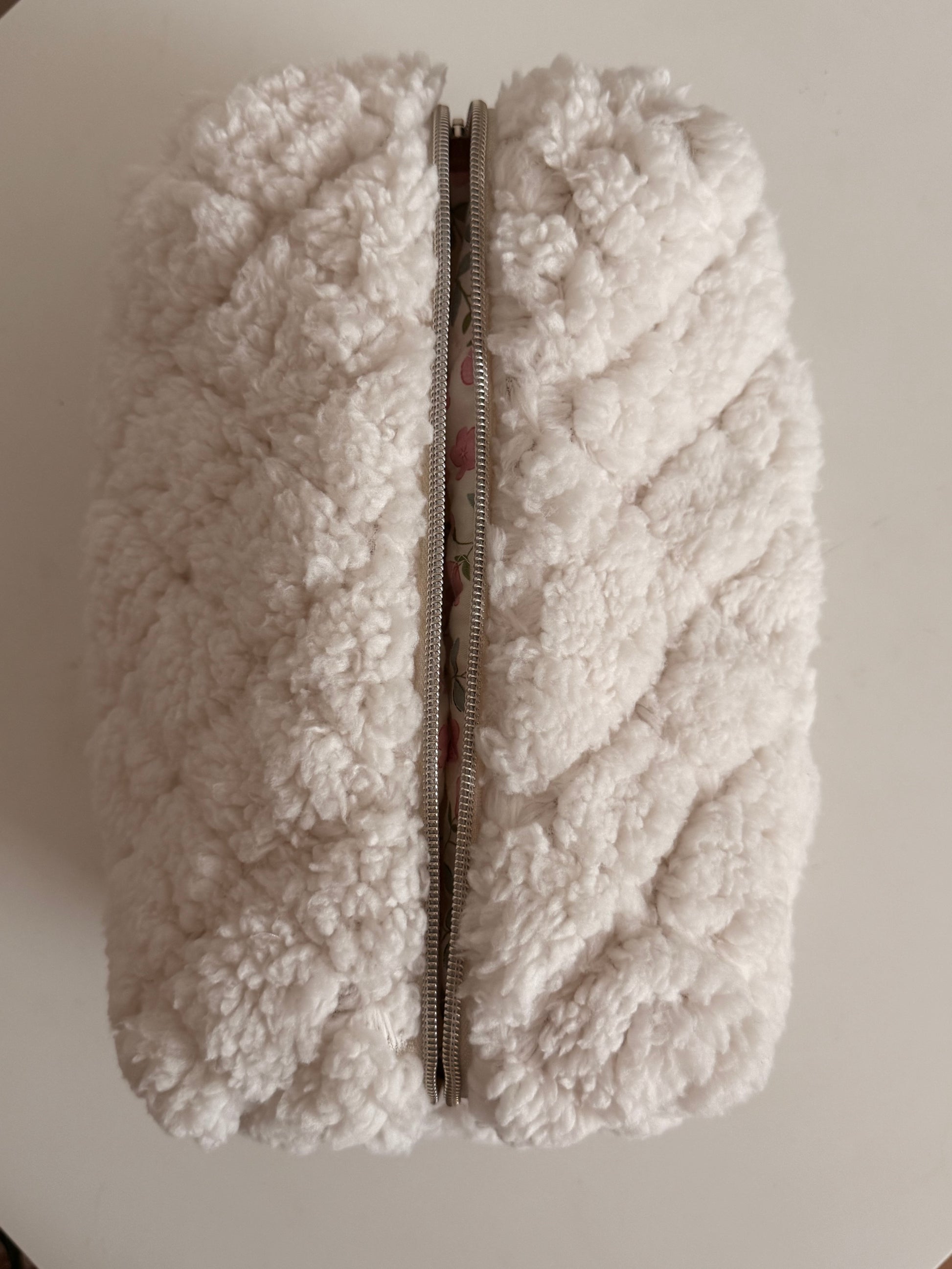 Kosmetiktasche für Dyson Airwrap – Teddy mit Blumenmuster innen