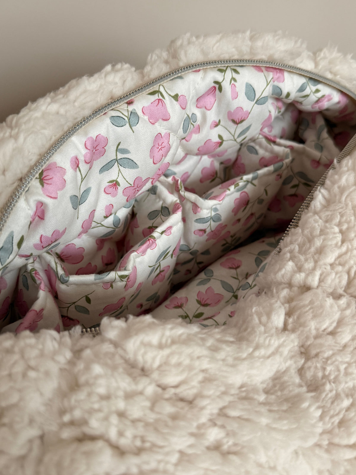 Kosmetiktasche für Dyson Airwrap – Teddy mit Blumenmuster innen