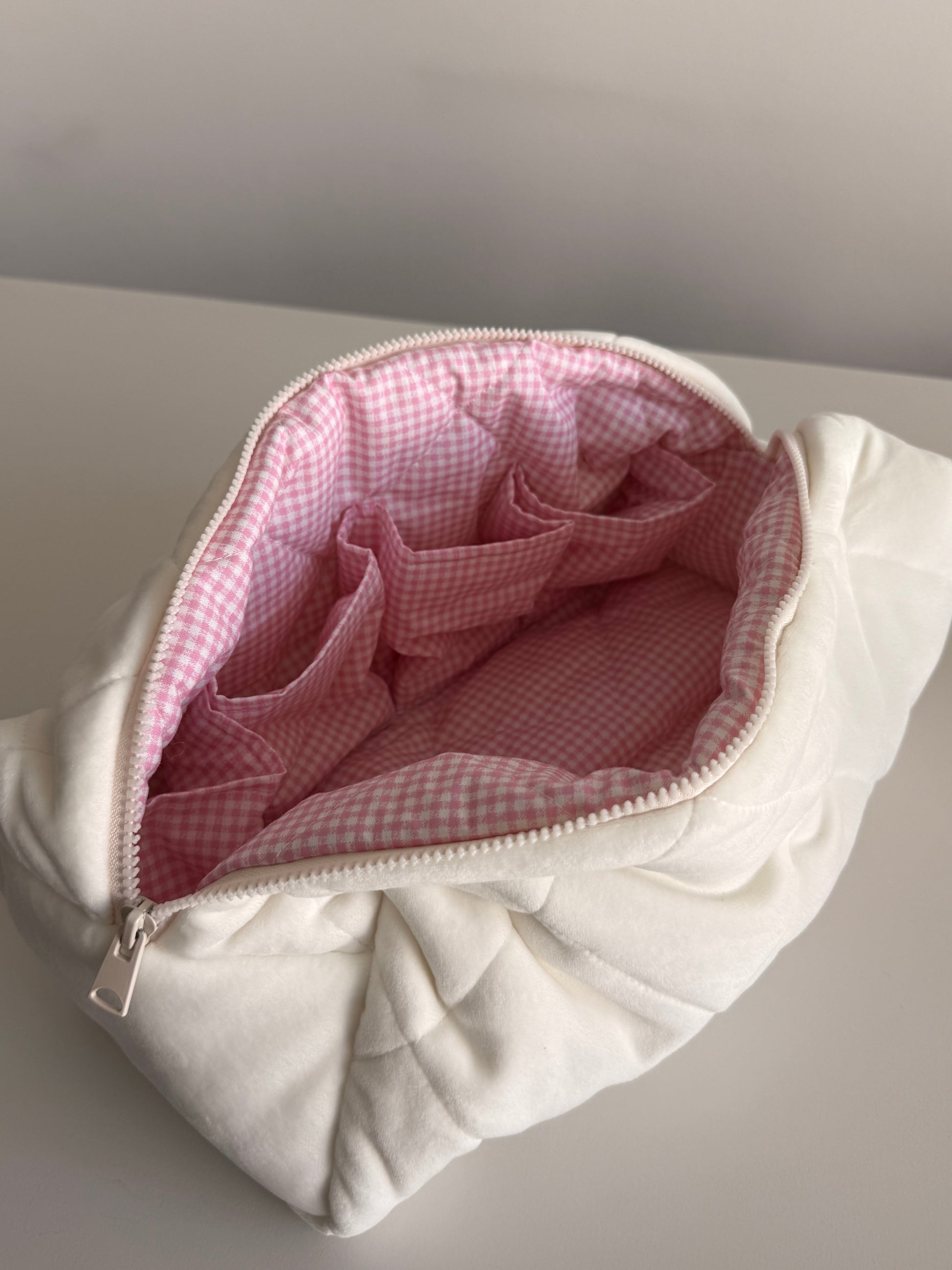 Kosmetiktasche für Dyson Airwrap – Weiß mit rosa Karomuster innen