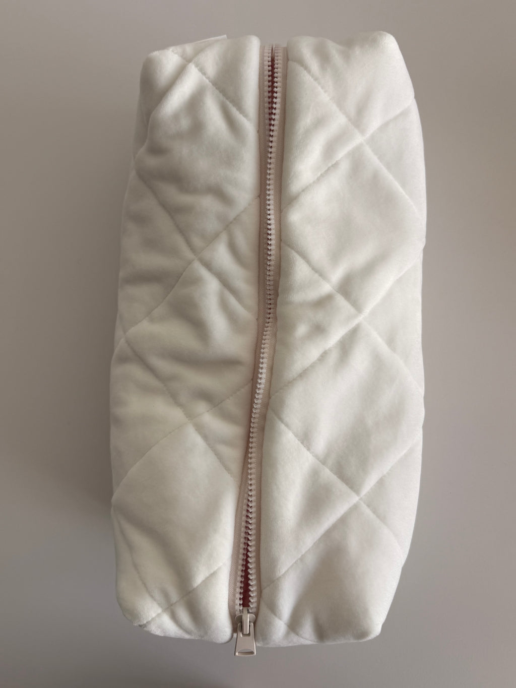 Kosmetiktasche für Dyson Airwrap – Weiß mit rosa Karomuster innen