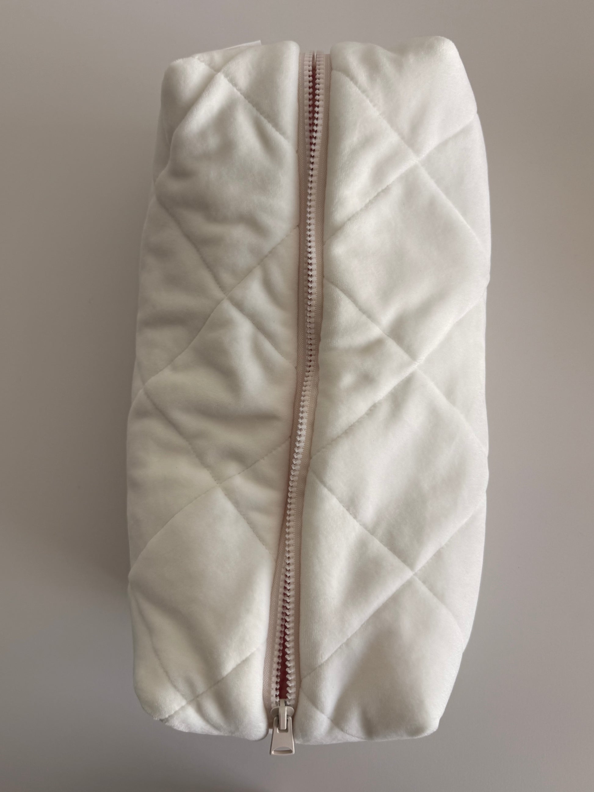 Kosmetiktasche für Dyson Airwrap – Weiß mit rosa Karomuster innen